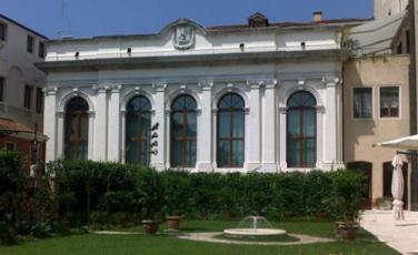 Sala Consiglio, esterno (foto di Mario Fletzer)