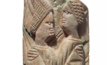 Lamina in avorio scolpita a rilievo raffigurante una coppia abbracciata Museo di Torcello, Lamina in avorio scolpita a rilievo raffigurante una coppia abbracciata