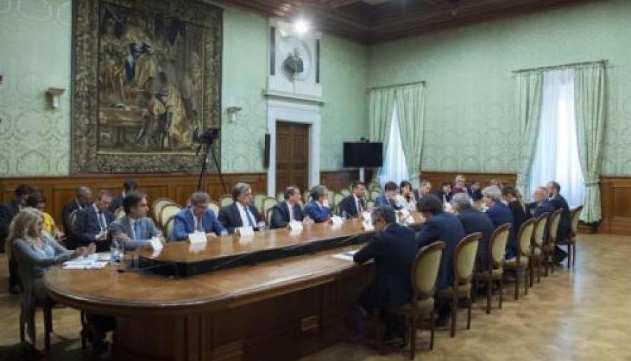 Il tavolo dell'incontro (Foto della Presidenza del Consiglio dei Ministri)